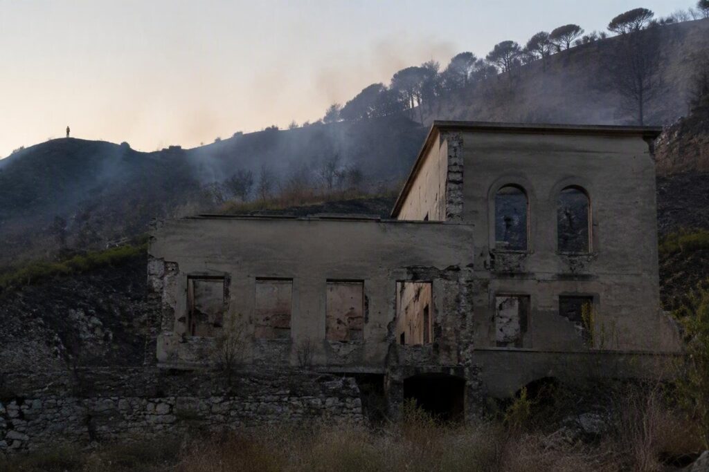 Caldo e vento alimentano roghi in Calabria: intervento dei canadair a Verbicaro