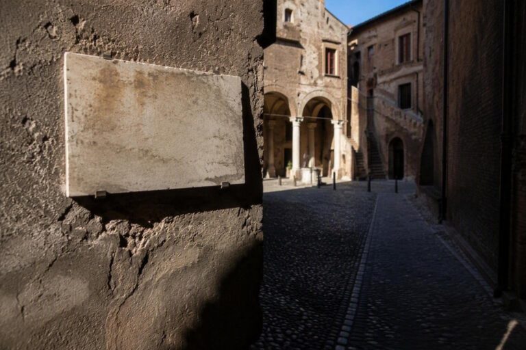 Coppia denunciata per atti osceni nel centro storico di Forlì