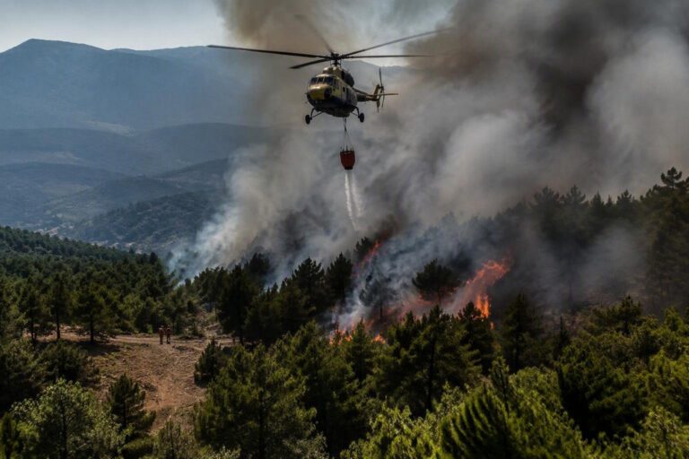 Gizzeria in fiamme: quattro Canadair e due squadre dei Vigili del Fuoco al lavoro