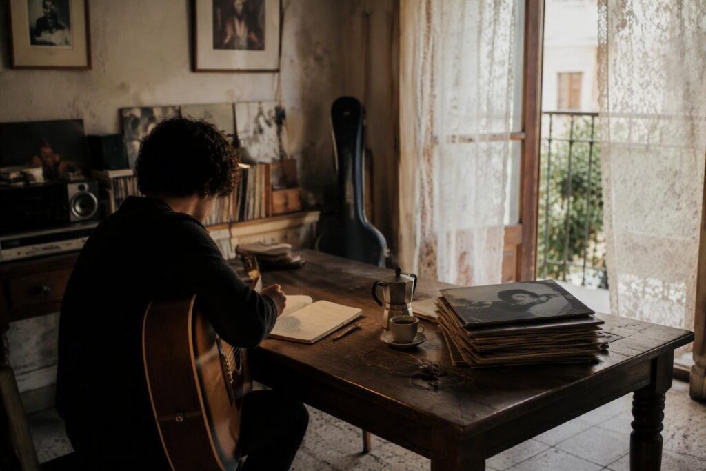 Guida al cantautorato italiano con playlist e chiavi di lettura