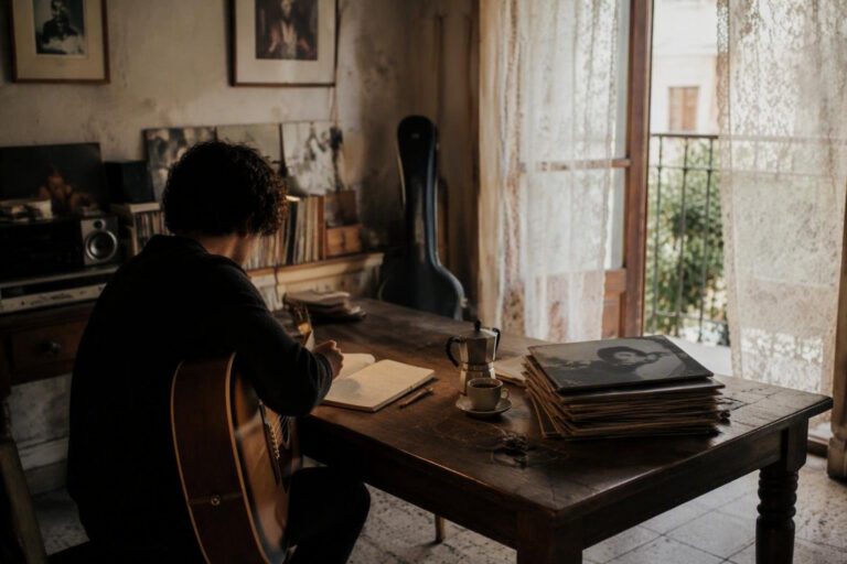 Guida al cantautorato italiano con playlist e chiavi di lettura