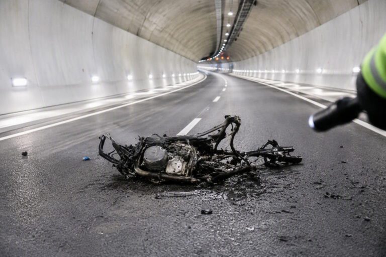 Incidente mortale sull’autostrada del Mediterraneo: centauro di 80 anni perde la vita