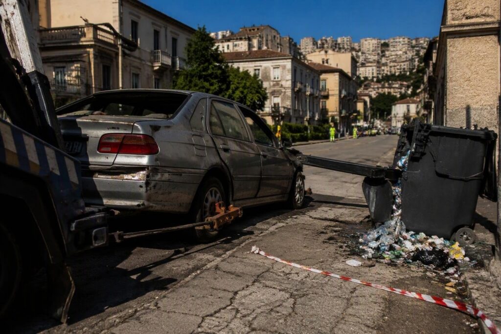 Catanzaro rimuove 17 auto abbandonate, denuncia rifiuti a Pisacane