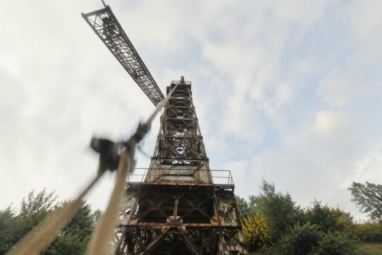 L’arrampicata estrema di Ifmich sulla gru di 260 metri a Rossano