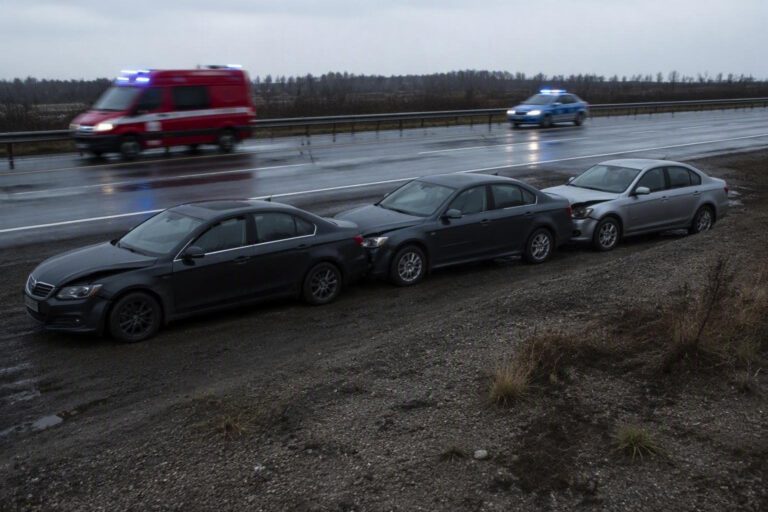 Statale 106 Jonica chiusa a Simeri Crichi per incidente tra tre veicoli