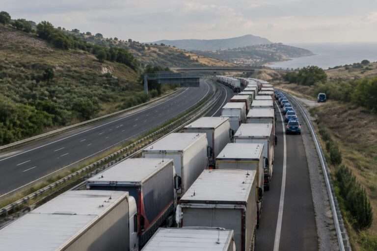 Blocchi autotrasportatori a Falerna: traffico interrotto
