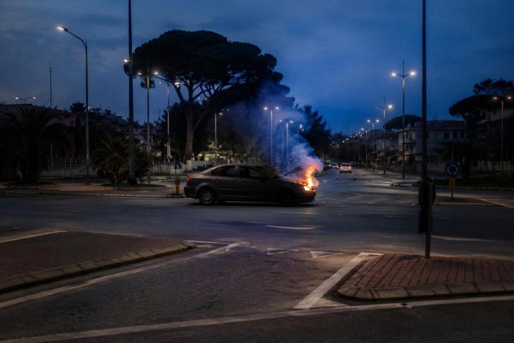 Incendio auto al bivio Nalini di Catanzaro Lido, nessuna vittima