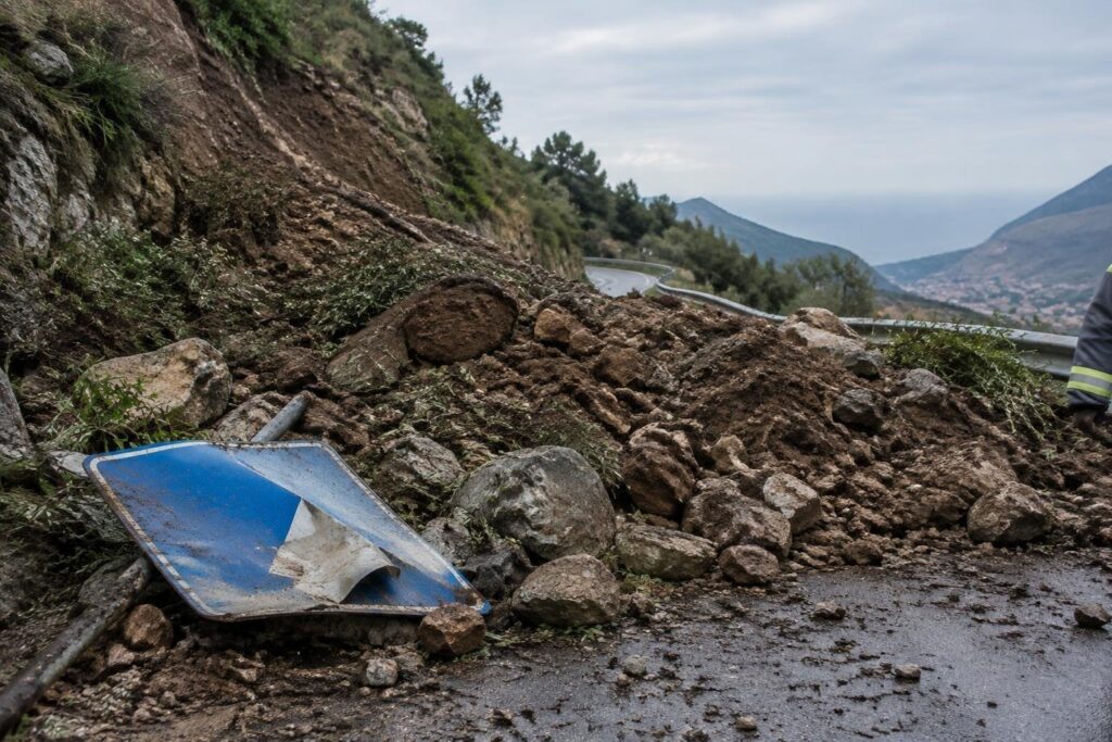 Maltempo in Calabria: frana dal Monte Lungìa travolge Fossato Jonico