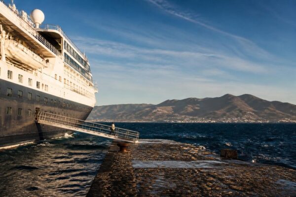 Explore US coastal and river cruises with expert travel planning