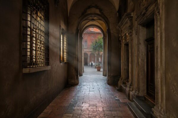 Bologna oltre le mete scontate: 10 luoghi segreti a piedi