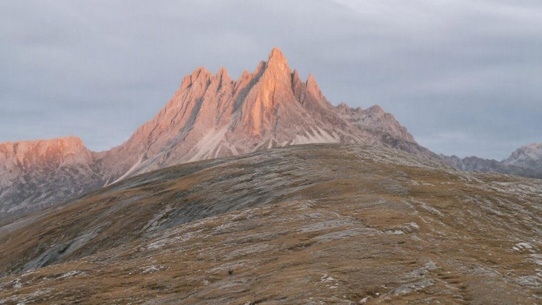 Scopri l'enrosadira: il fenomeno naturale che colora le Dolomiti