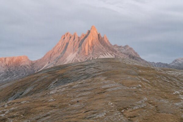 Scopri l'enrosadira: il fenomeno naturale che colora le Dolomiti