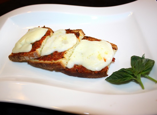 Ricetta Bruschetta Con Pomodori Secchi E Fior Di Latte – Antipasto