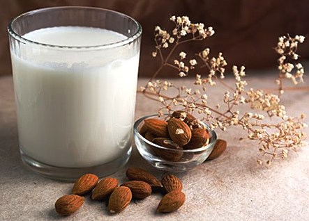Latte di mandorle per pelle delicata fai da te