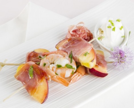 Ricetta Spiedini Di Gamberi Avvolti Nel Prosciutto Con Tortino Di Patate – Antipasto
