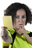 14568284 donna vestita da arbitro con un fischio e carta in mano