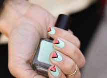 Grafismi sulle unghie su base bianca