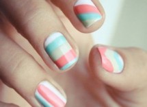 Nail art a strisce colori pastello