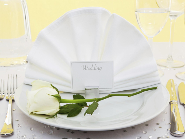 Segnaposto romantici con fiori per decimo anniversario matrimonio