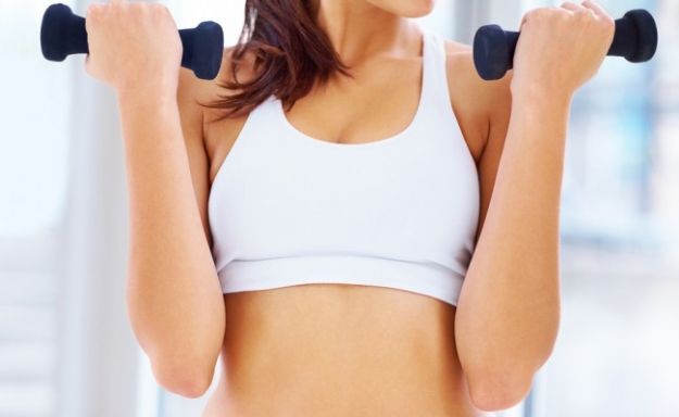 esercizi pettorali con pesi