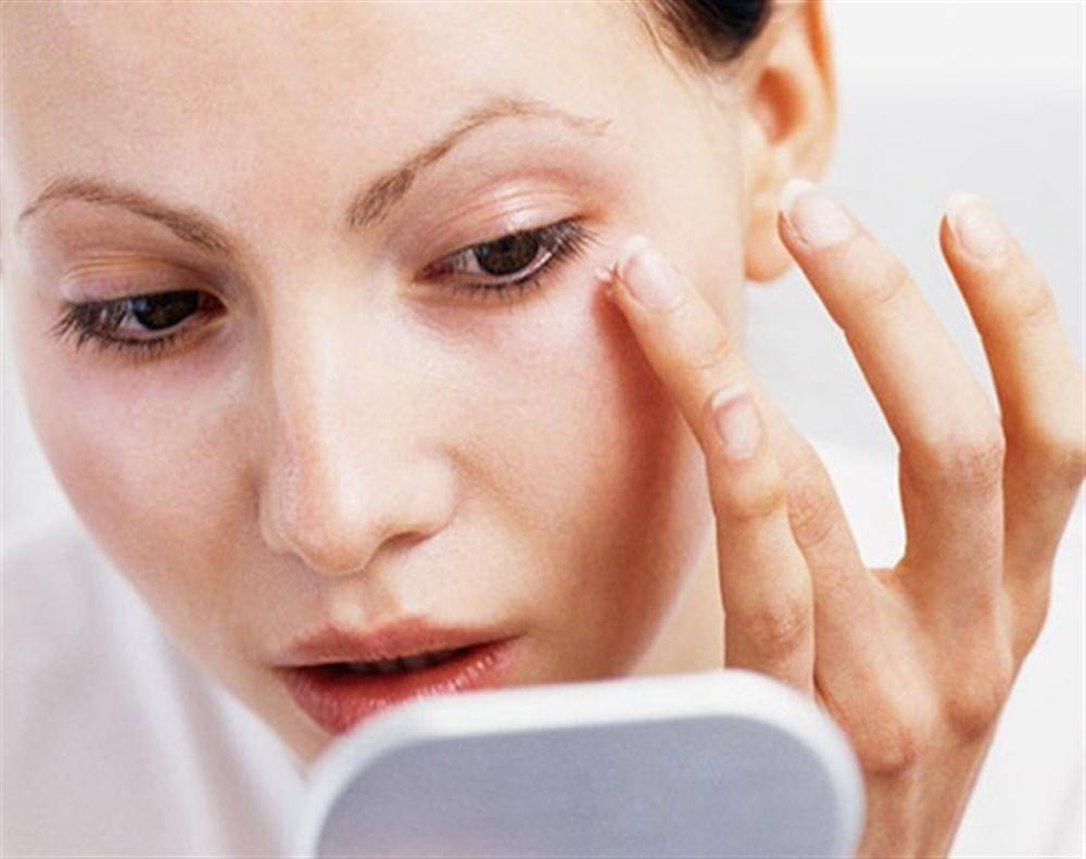 Come mettere la crema contorno occhi