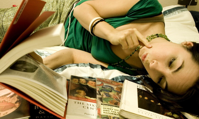 Femme qui lit dans son lit