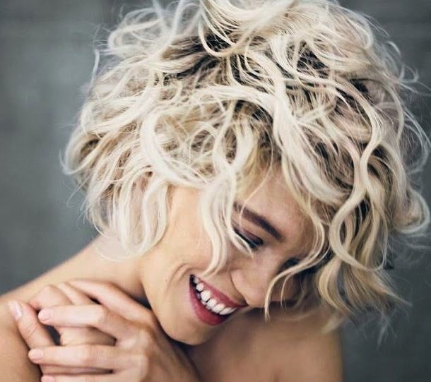 capelli biondi corti