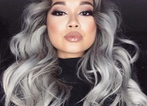 ragazza con i capelli grigi