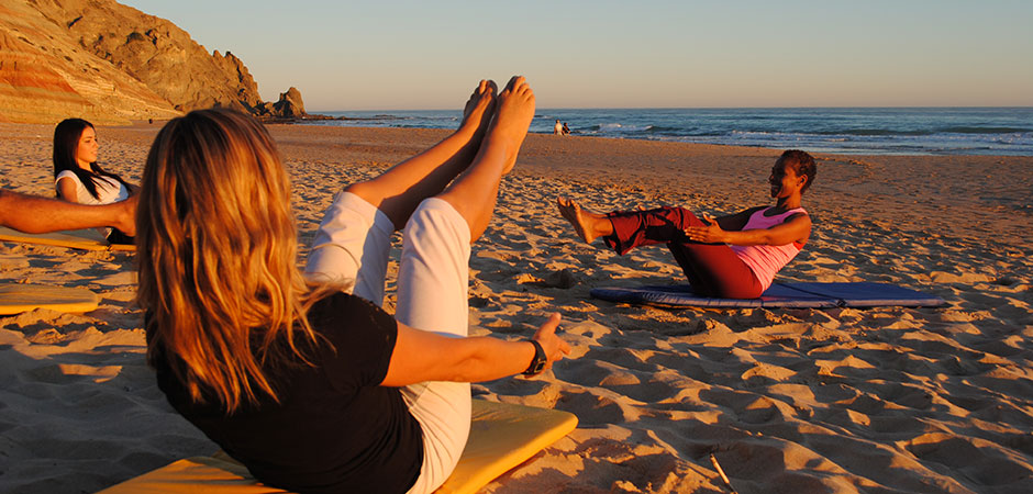 Come fare Pilates in spiaggia al pomeriggio