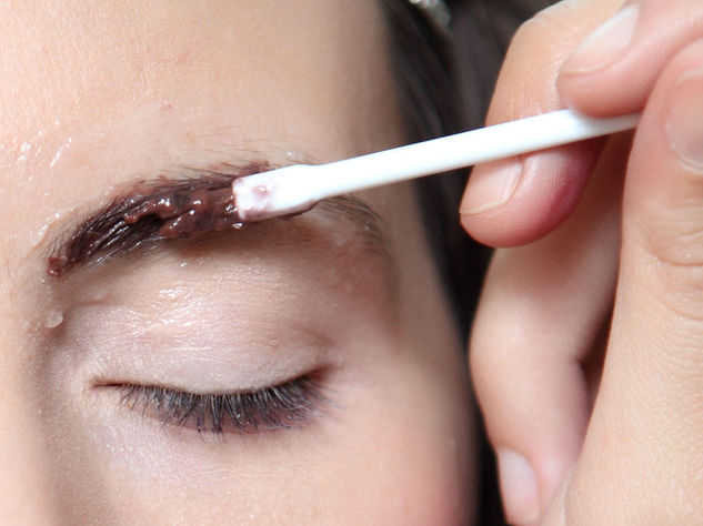 Quali sono metodi per decolorare sopracciglia