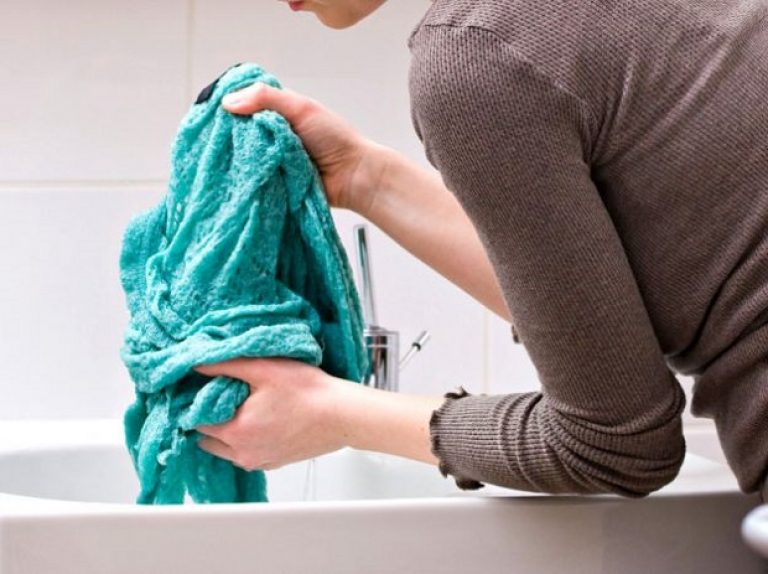 Come togliere la resina dai vestiti di cotone