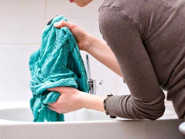 Come togliere la resina dai vestiti di cotone