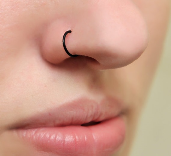 Come mettere piercing finti naso