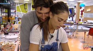 Francesco Monte cosa ha detto all'orecchio a Cecilia in diretta