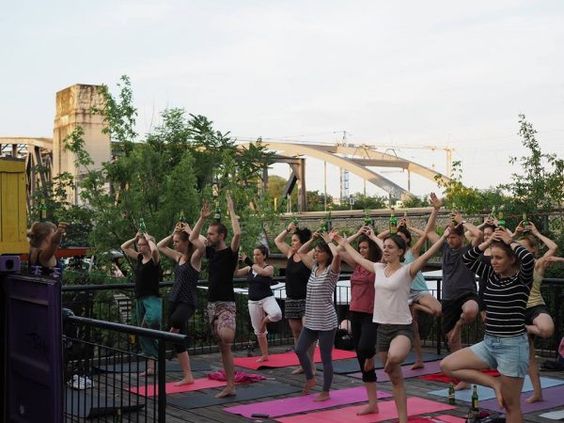 Bieryoga, meditare mentre si beve birra: la nuova tendenza
