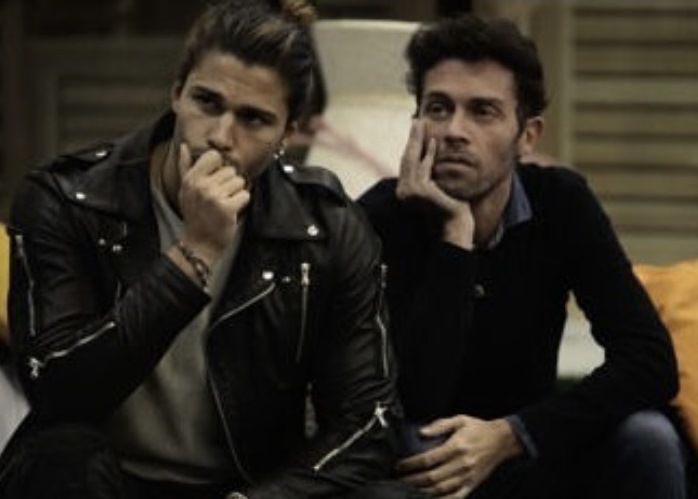 batti le mani schiocca le dita