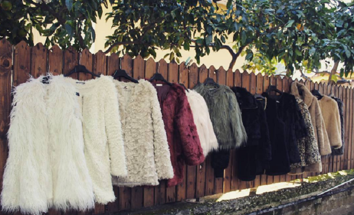 Pellicce ecologiche e sneakers