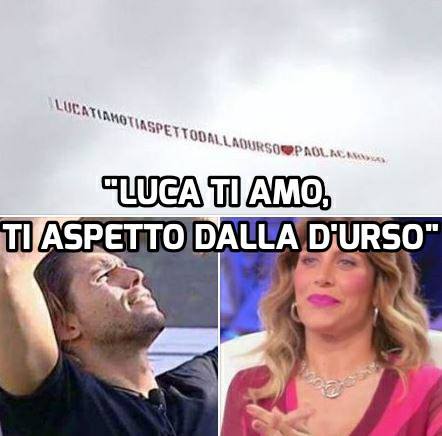 Lo striscione per l'ex tronista