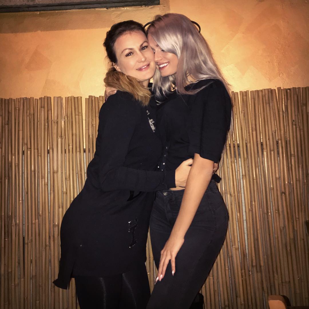 Assieme a mamma Eva: anche due anni fai i capelli di Mercedesz erano di una sfumatura particolare