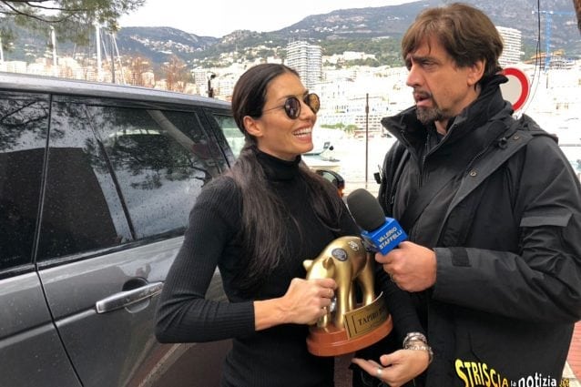 Elisabetta riceve con ironia il Tapiro d'Oro da Staffelli