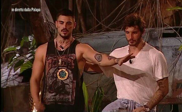 Occhi bassi e poca incisivit&agrave;: le critiche a Stefano De Marino da parte dei fan