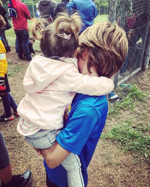 I due bambini nati dal matrimonio di Elena: Giacomo e Greta