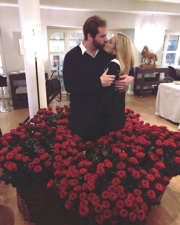 Tomaso Trussardi e Michelle tra le cento rose rosse che lui le ha regalato