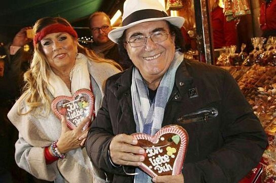 Al Bano e Romina per mercatini di Natale con due cuori su cui c'&egrave; scritto "Ti Amo"