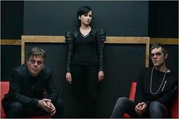 Dolores assieme al suo compagno Olè e al terzo membro dei D.A.R.K.