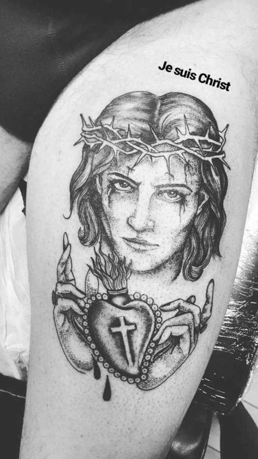 Enorme e sulla coscia destra, un tatuaggio chiaramente provocatorio
