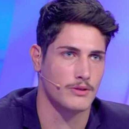 Occhi azzurri e capelli scuri: un mix ideale per conquistare le telespettatrici