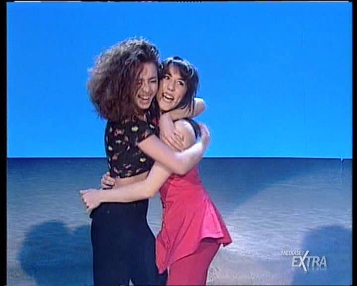 L'abbraccio tra Ambra e Pamela