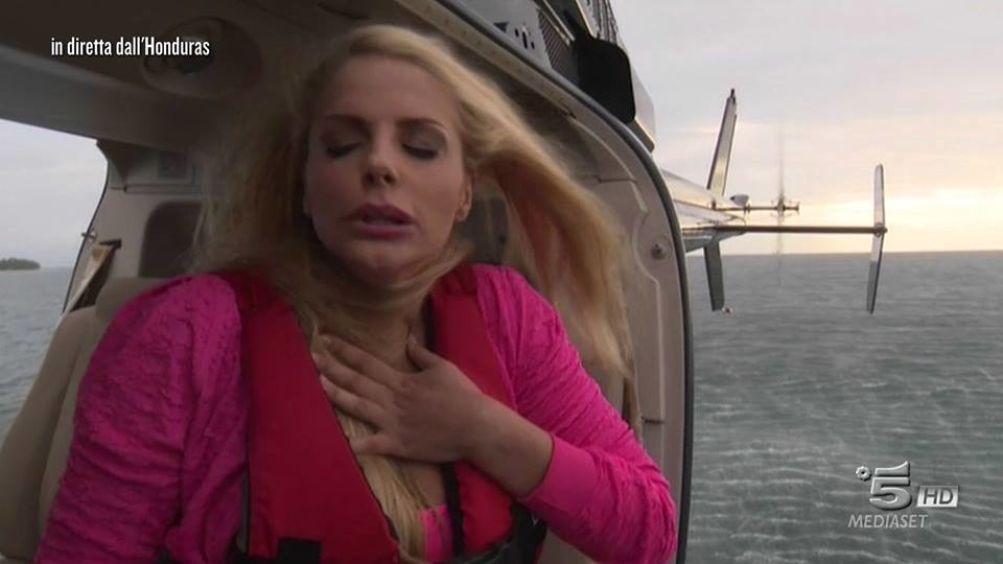 Francesca Cipriani sta male in aereo