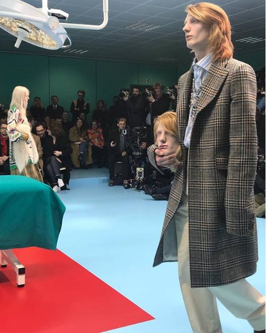 Modello con in mano la "sua" testa